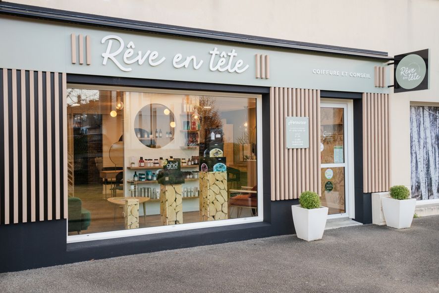 Intérieur chaleureux d’un salon de coiffure et barbier