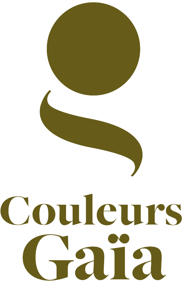 Logo Couleurs Gaïa en or avec une feuille stylisée et le nom de la marque en dessous.