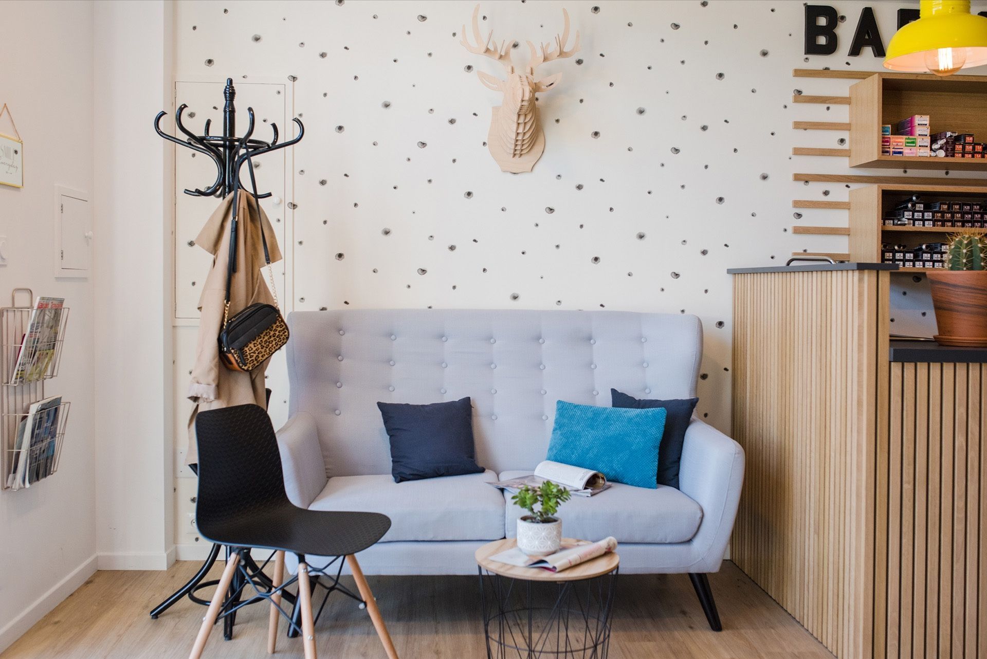 Intérieur chaleureux d’un salon de coiffure et barbier