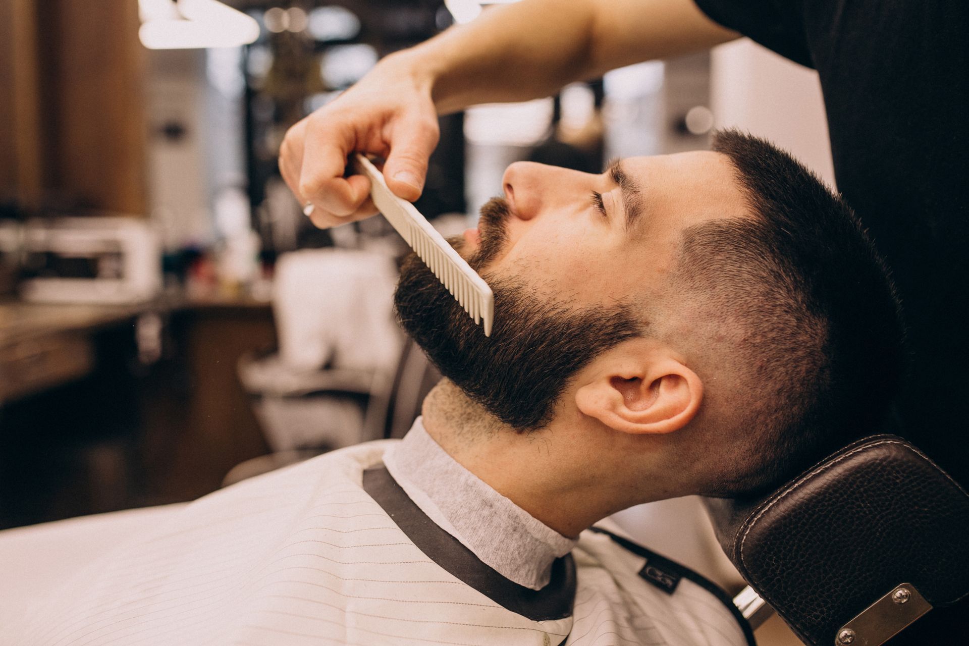 Taille de barbe précise devant le miroir