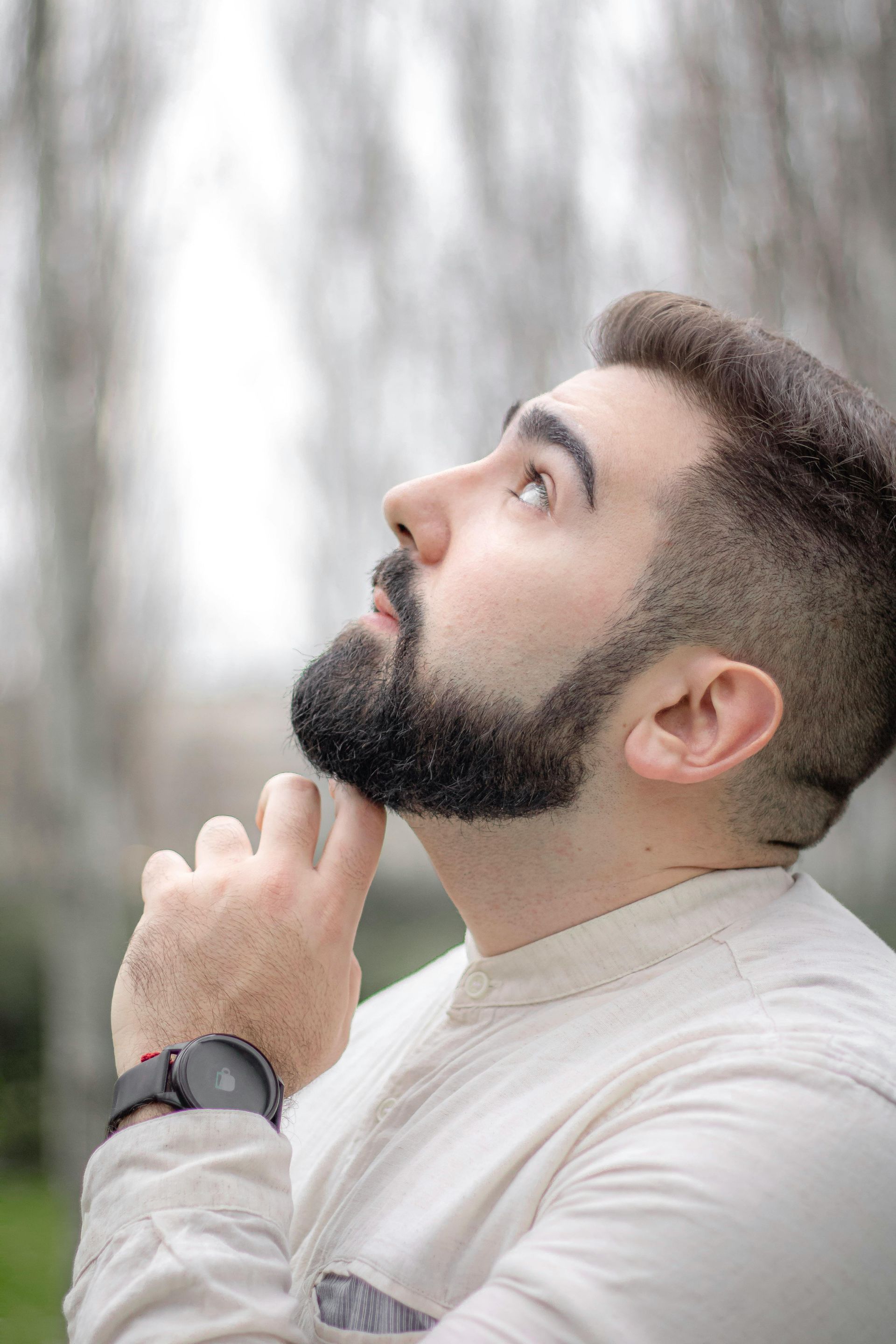 Barbier en train de tailler une barbe avec précision