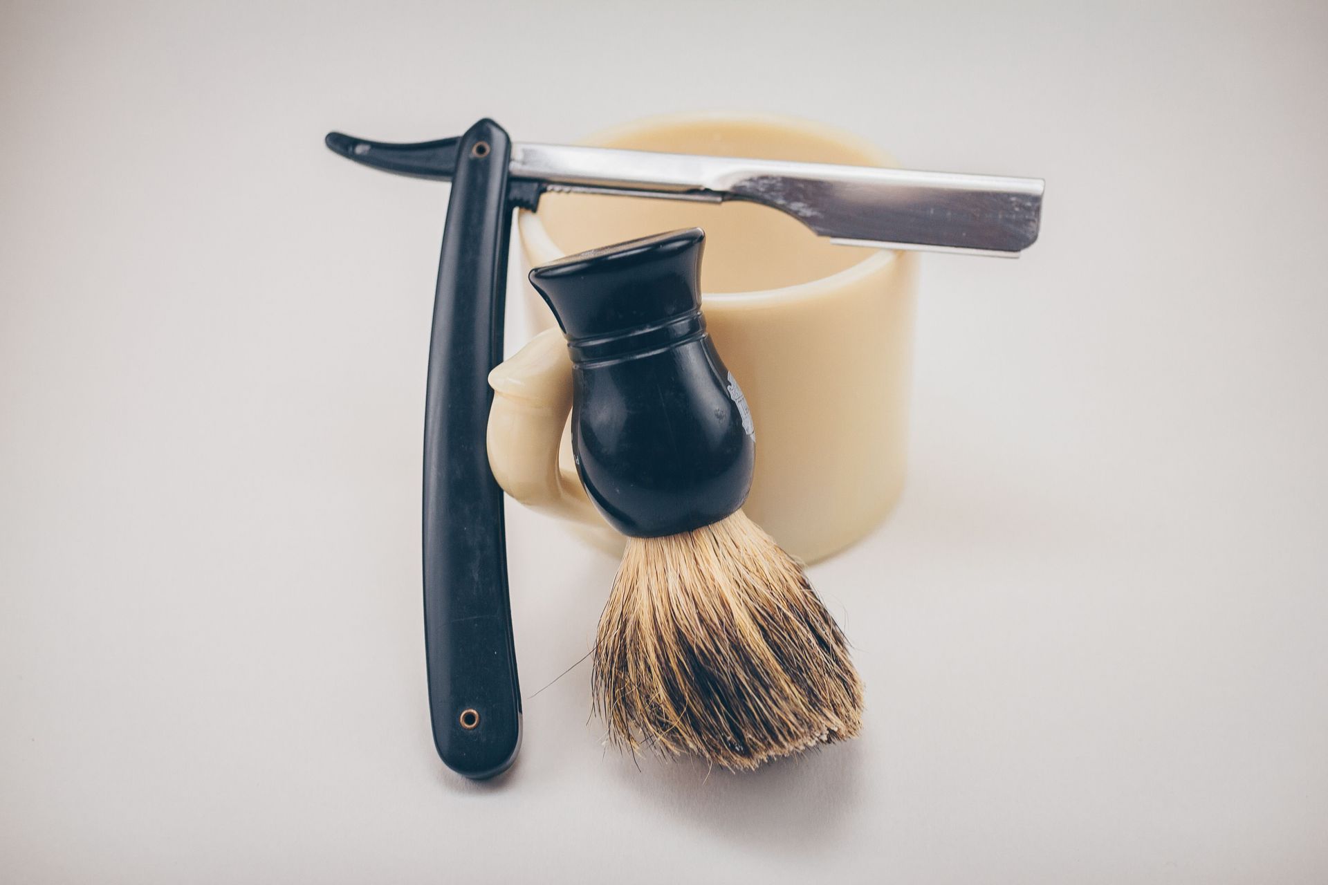 Client avec barbe soignée dans un salon barbier