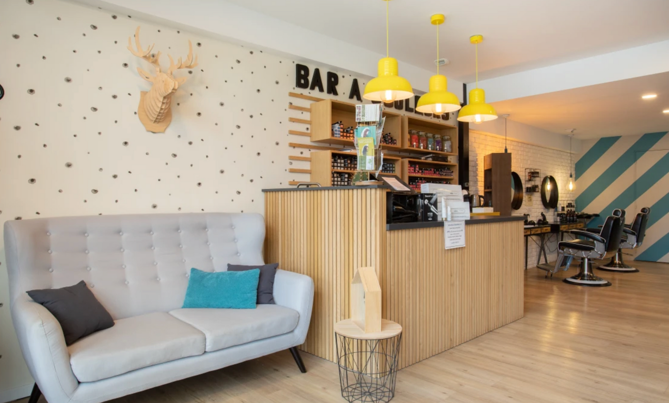 Intérieur accueillant d’un salon de coiffure moderne