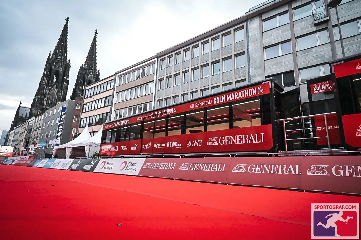 Roter Teppich vor dem Kölner Dom, Generali Köln Marathon 2025, in Deutschland