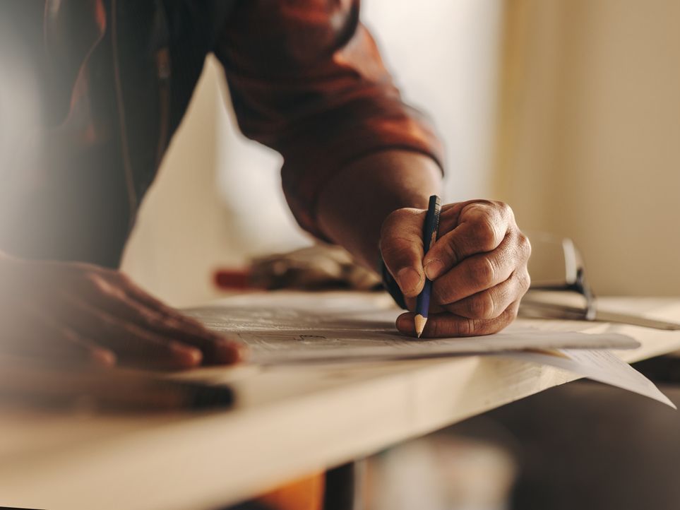 Deux hommes chargent des cartons dans un camion.
