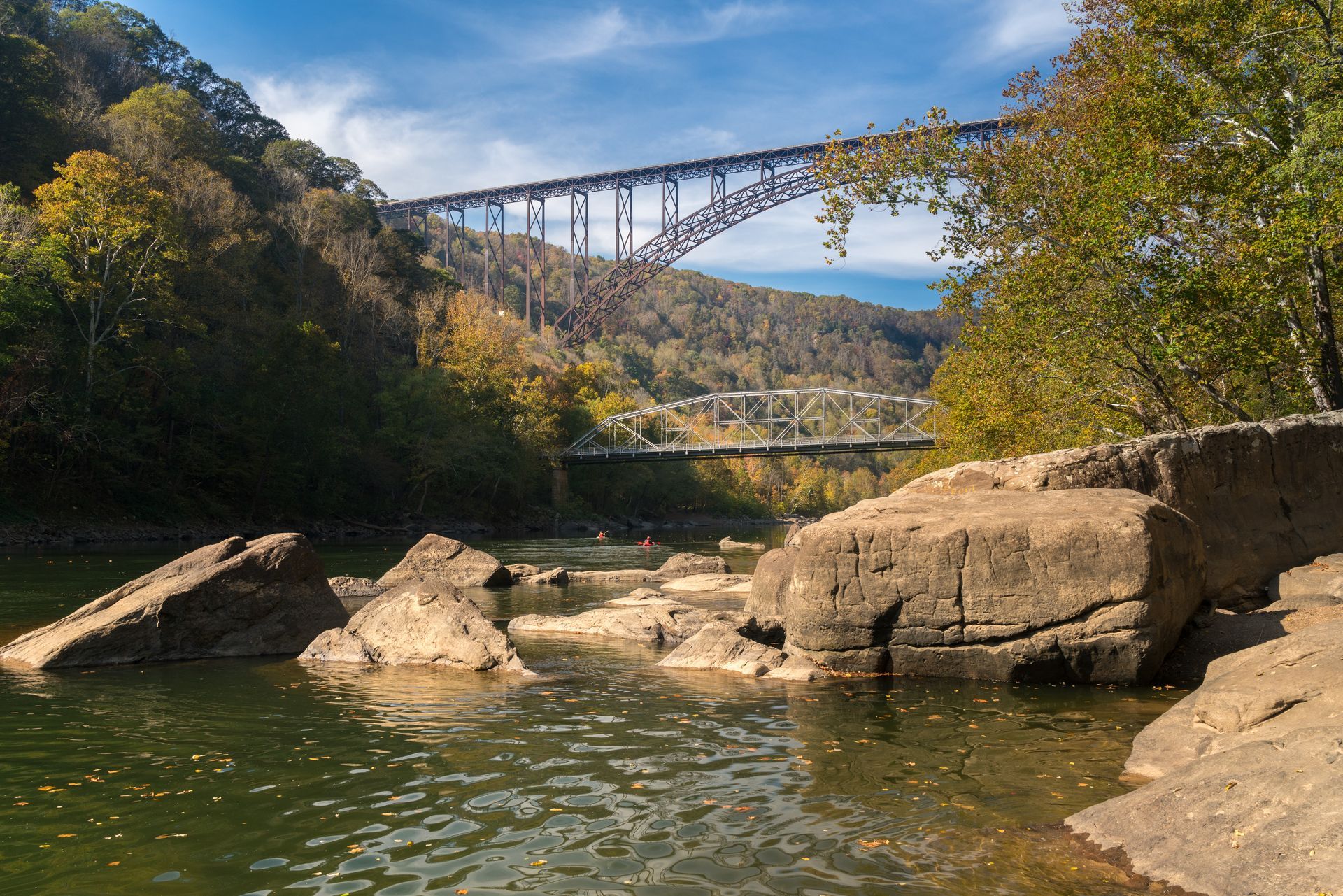 Pont métallique au dessus d'une rivière
