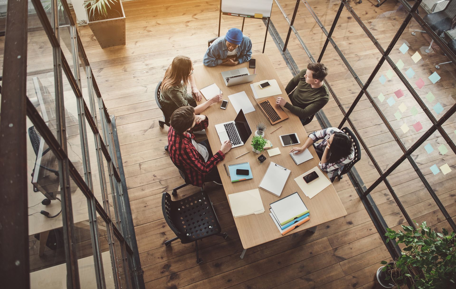 Vue aérienne d'une équipe de travail au bureau