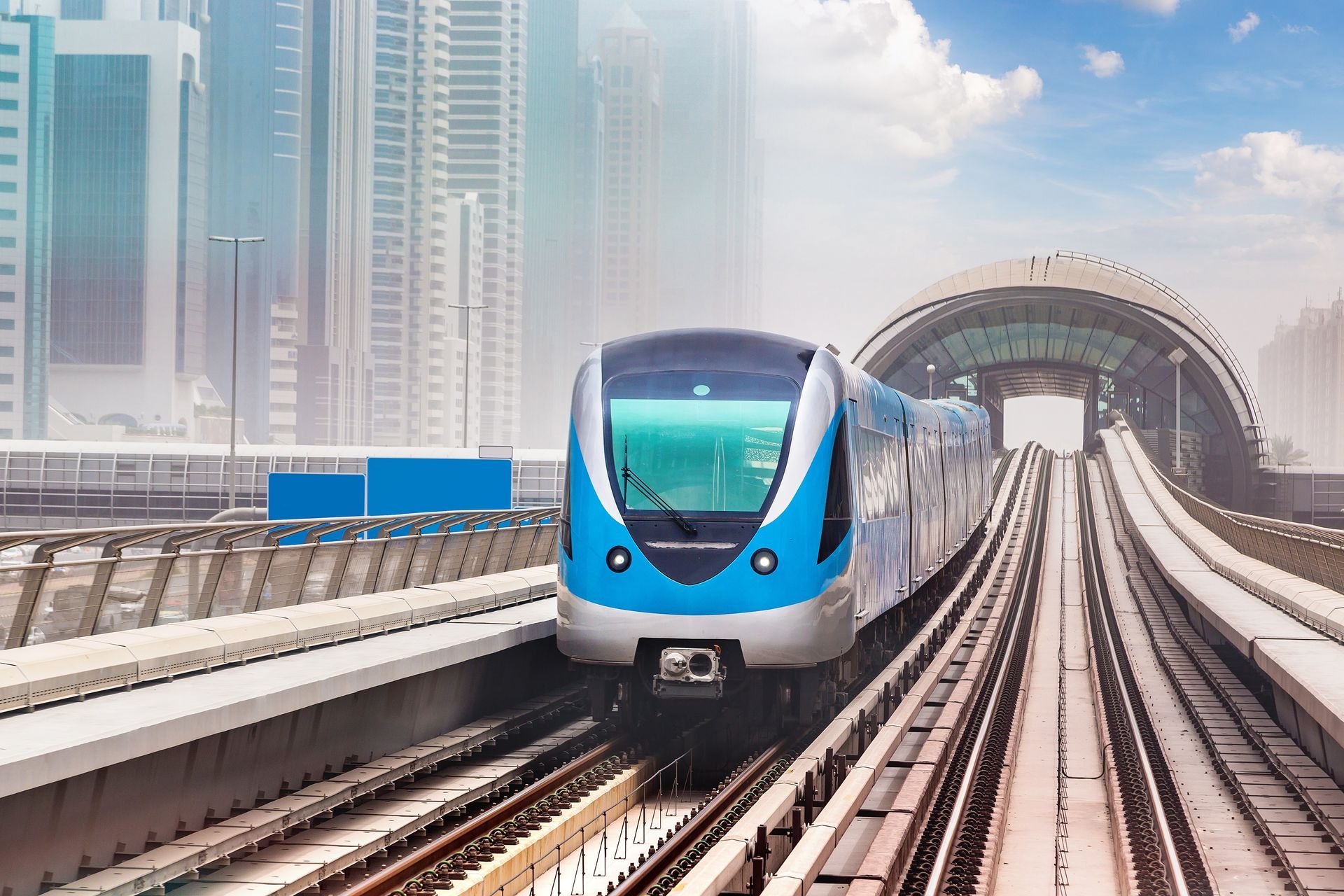 Métro sur des rails avec des gratte-ciel en arrière-plan