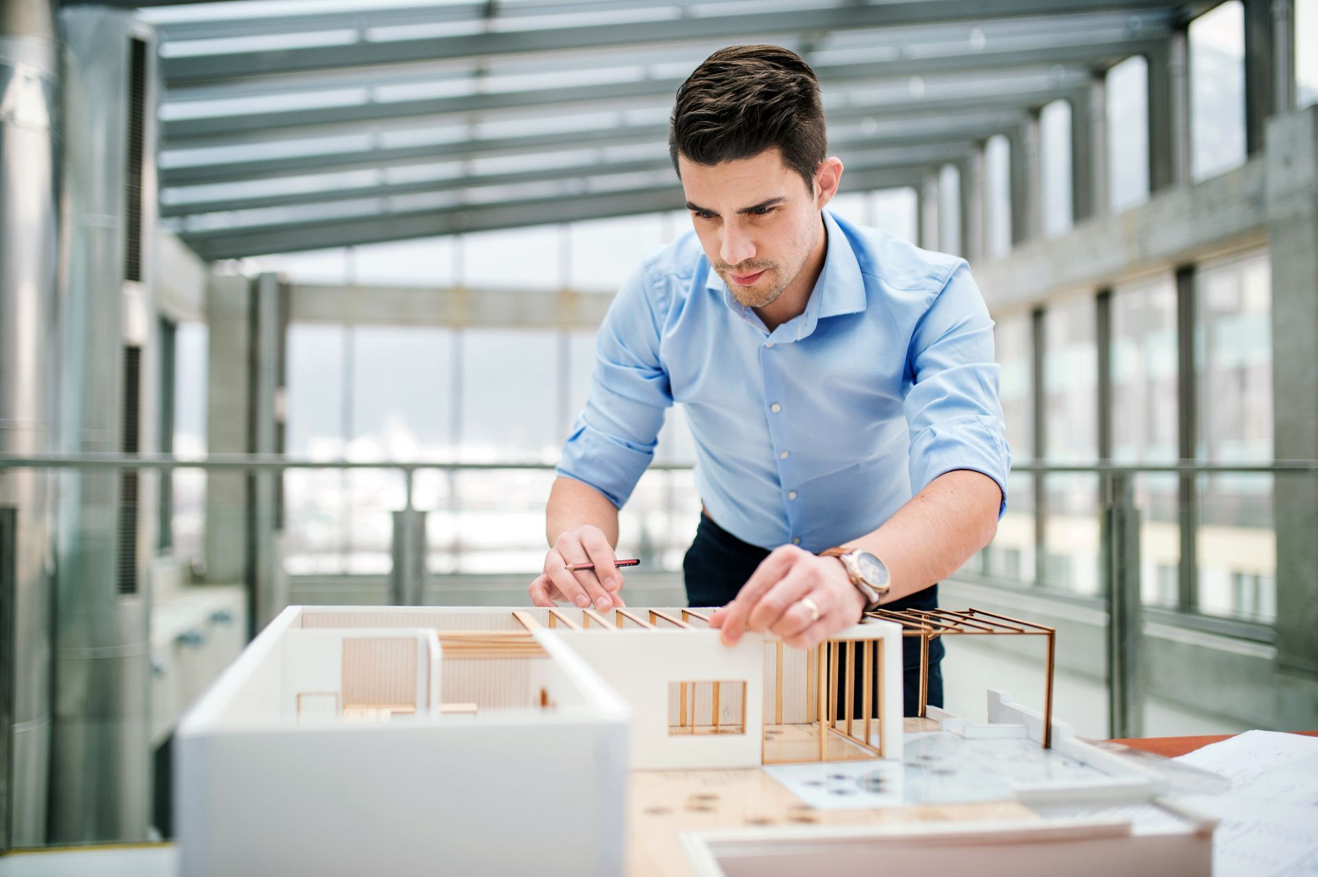 Architecte travaillant sur un plan en 3D