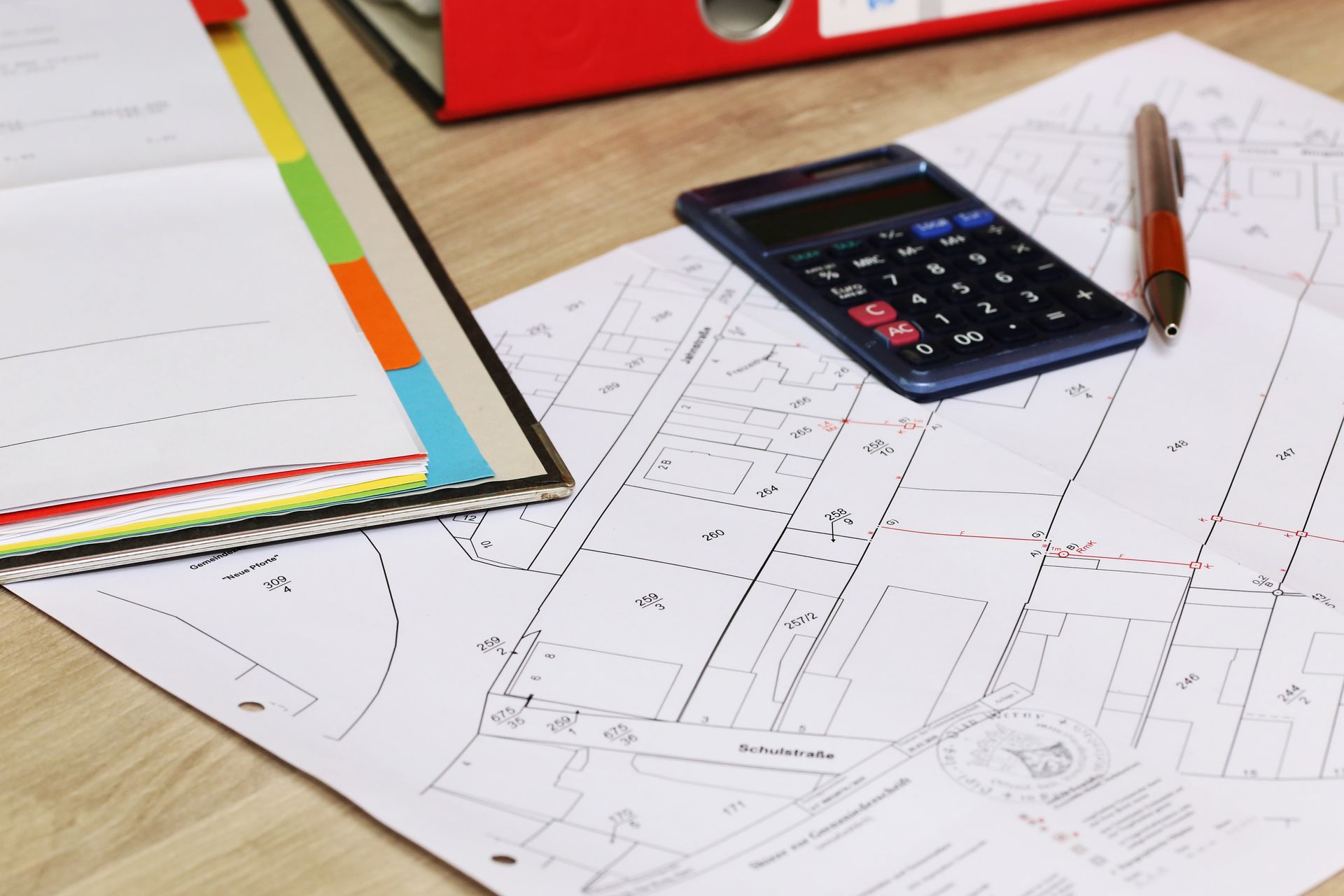 Plan avec calculette et classeur à intercalaires