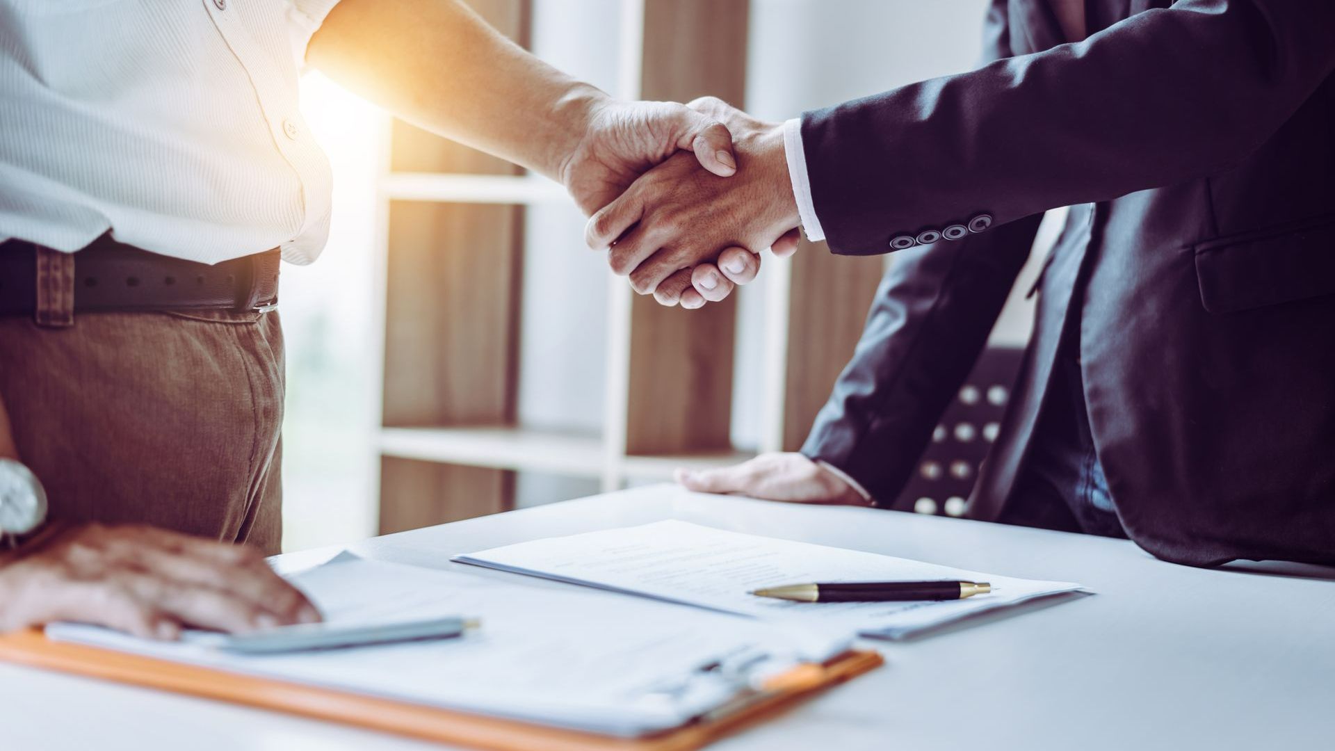 Professionnel serrant la main de son avocat