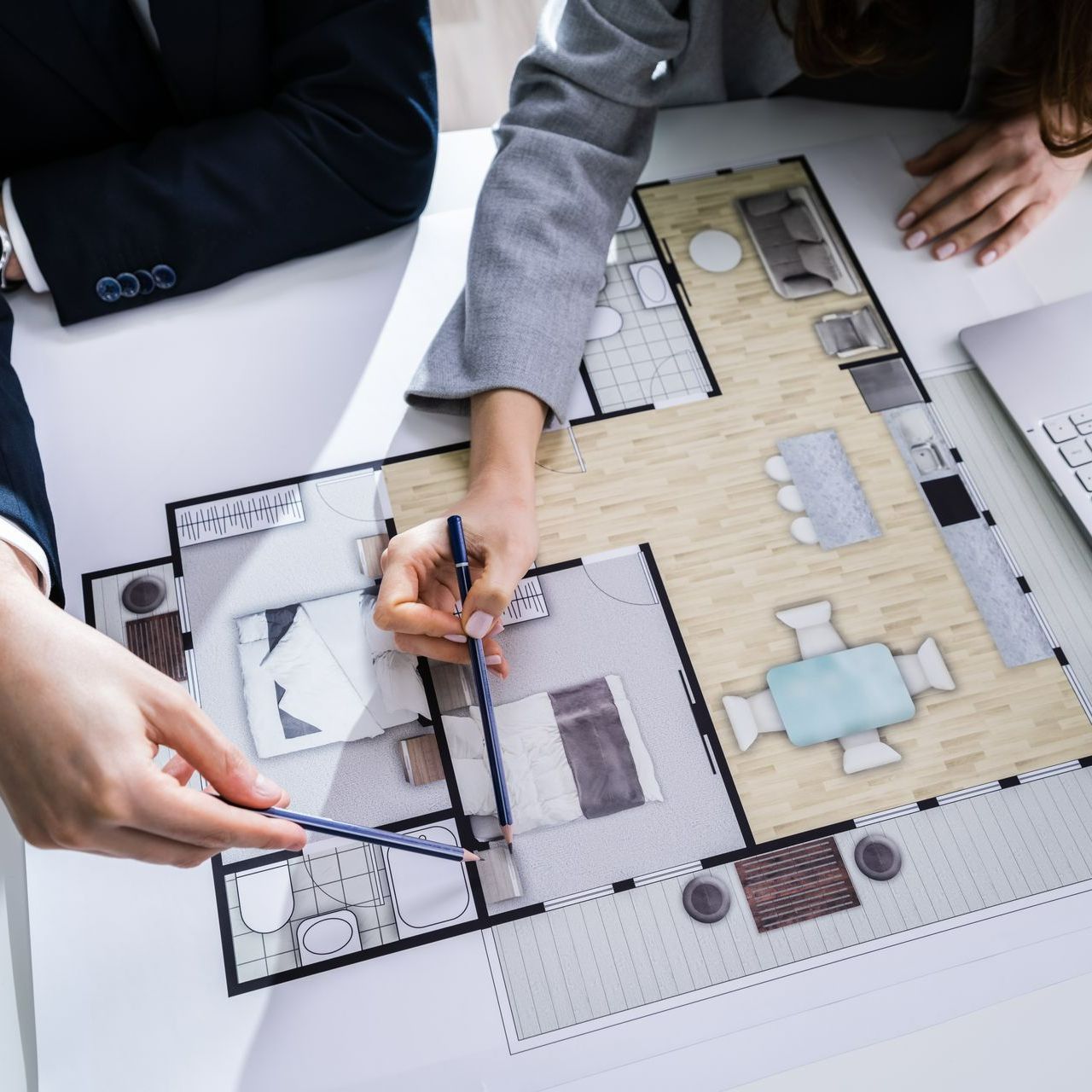 3 personnes travaillant sur le plan intérieur d'une maison