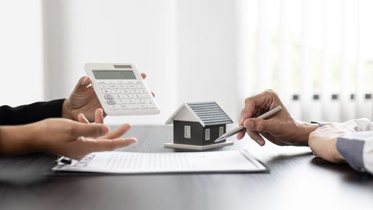 2 personnes discutant du prix d'une maison