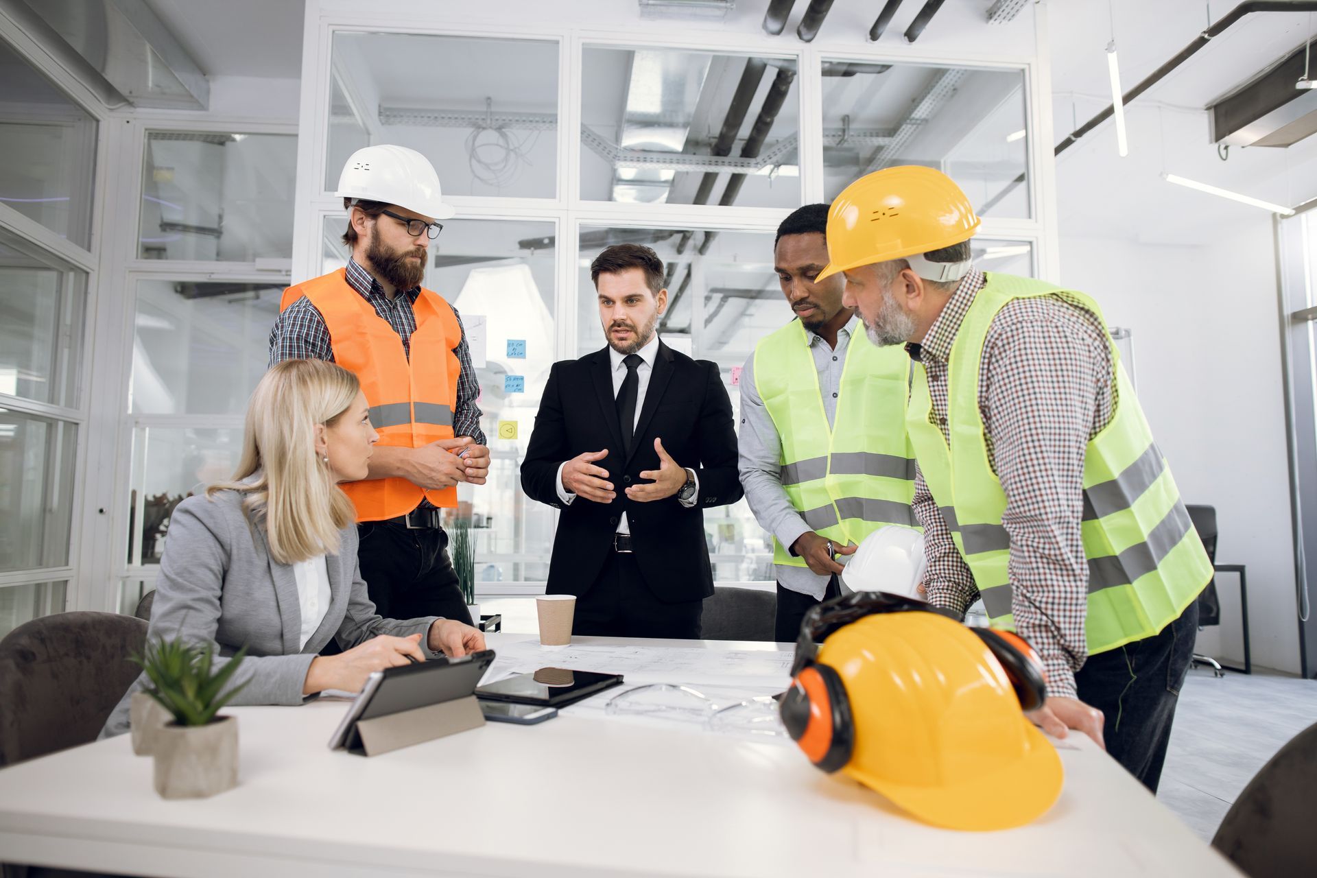 Plusieurs professionnels en train de discuter