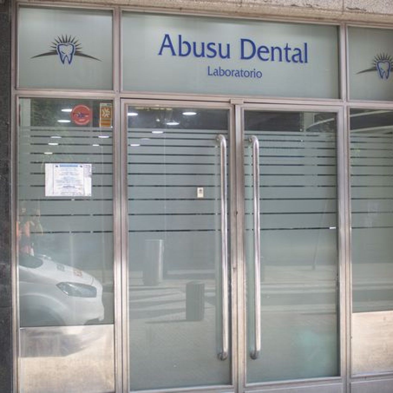 El laboratorio dental abusu está ubicado en un edificio de cristal.