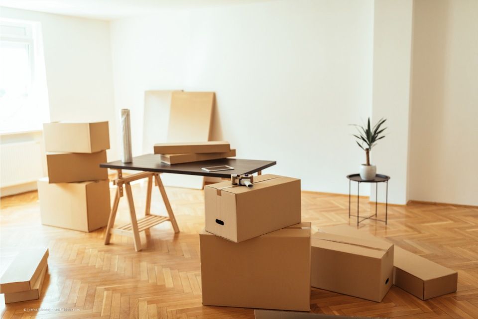 Umzugskartons in einem Raum