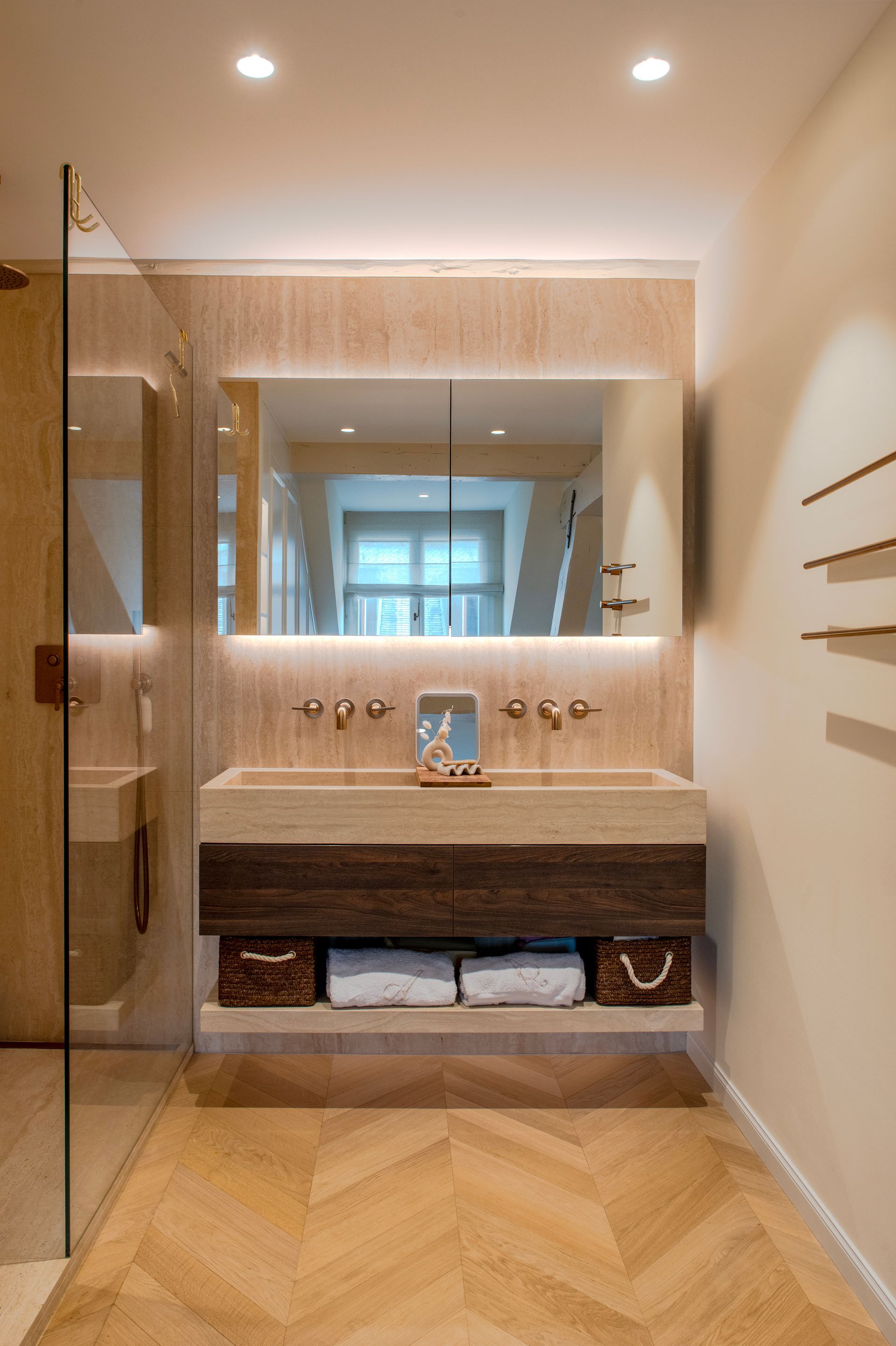 Salle de bains moderne avec un miroir unique, un lavabo en pierre et une douche.