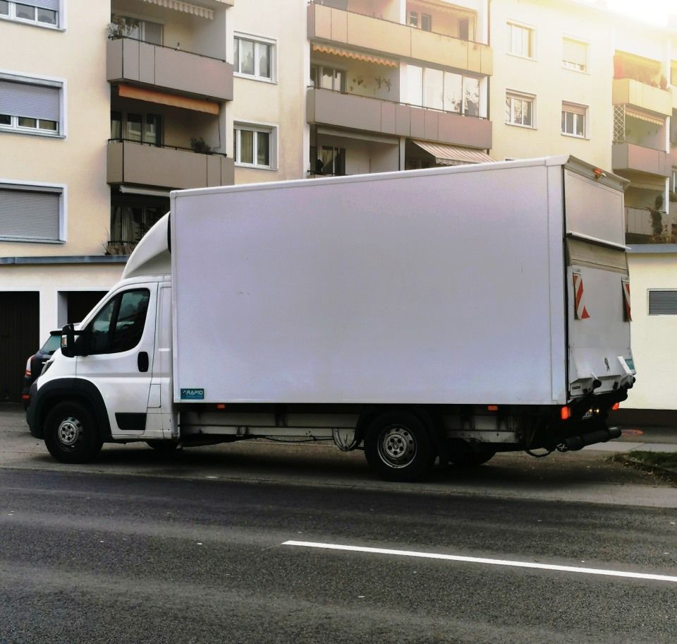 Ein weißer LKW steht am Straßenrand