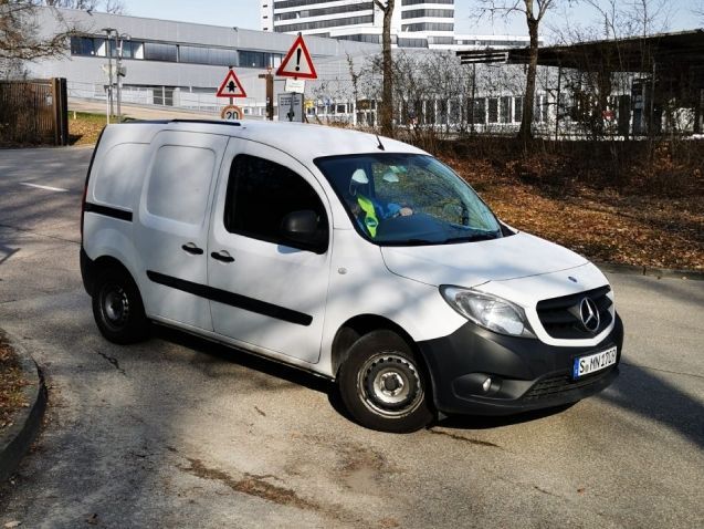 Ein weißer Lieferwagen steht am Straßenrand