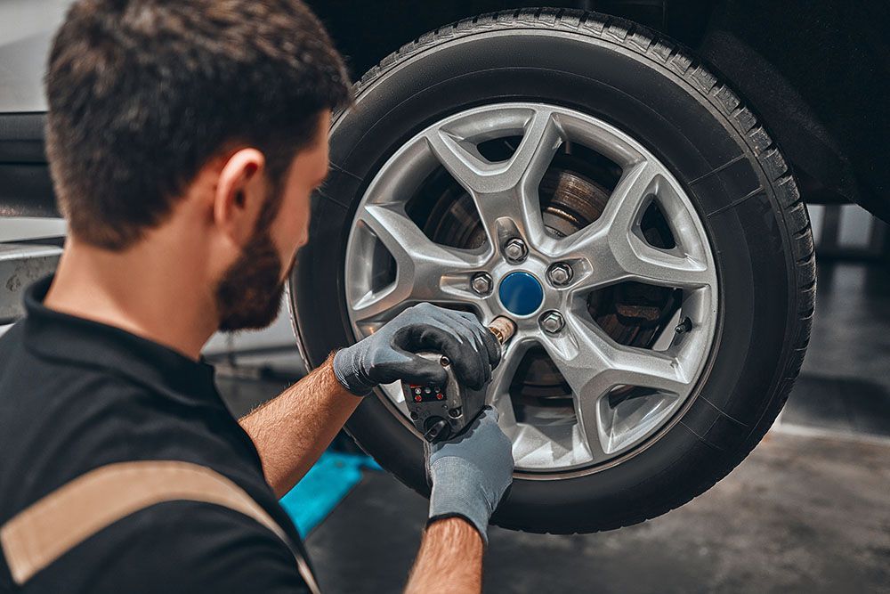 Changement d'une roue par un garagiste expérimenté