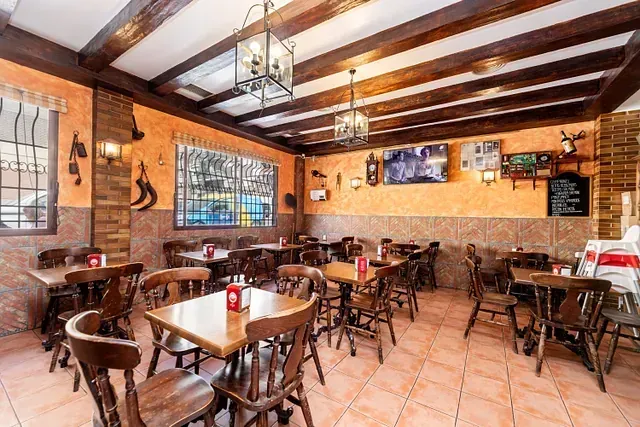 Hay muchas mesas y sillas en el restaurante.