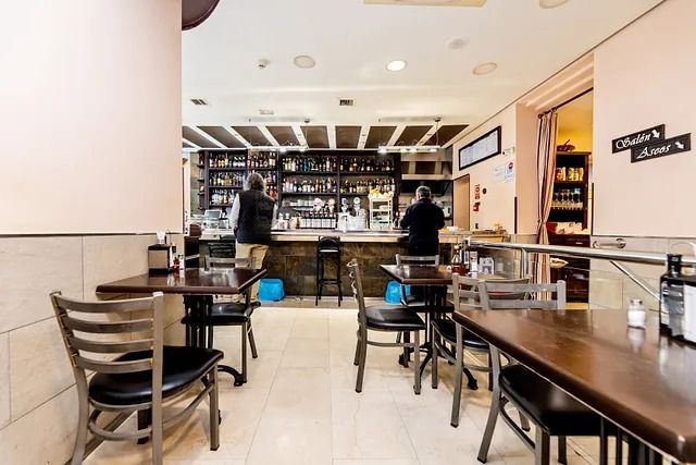 Un restaurante con mesas y sillas y un bar.