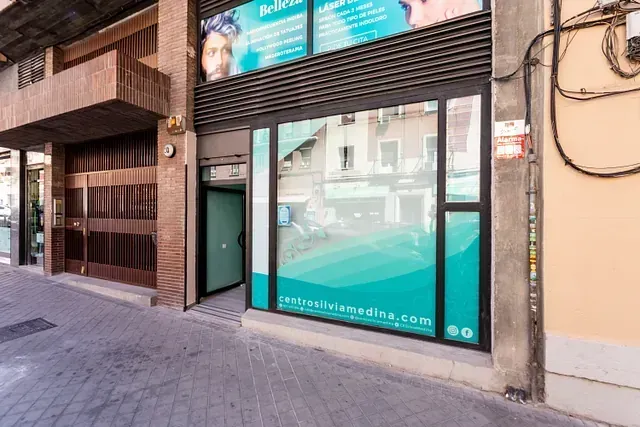 El exterior de un edificio con un cartel en la ventana que dice