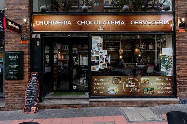 Un restaurante con un cartel que dice churrería chocolatería cervecería