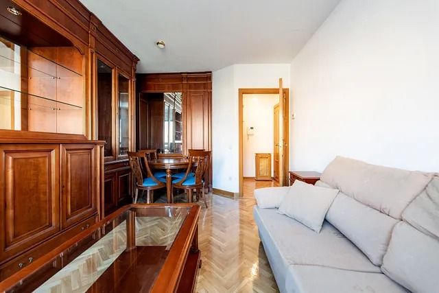 Una sala de estar con un sofá y una mesa
