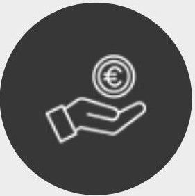 Una mano sostiene una moneda con el símbolo del euro.