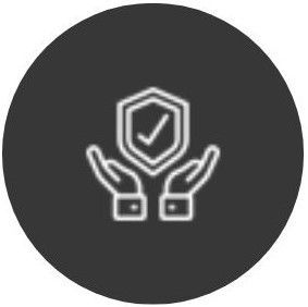 Un icono de línea de dos manos sosteniendo un escudo con una marca de verificación en él.