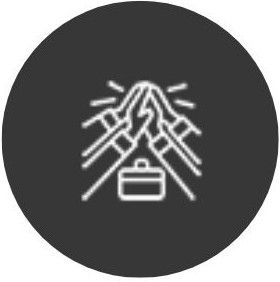 Un grupo de personas junta sus manos formando un círculo.