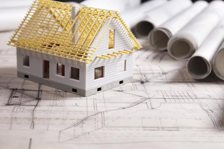 Una casa modelo está colocada encima de un plano.