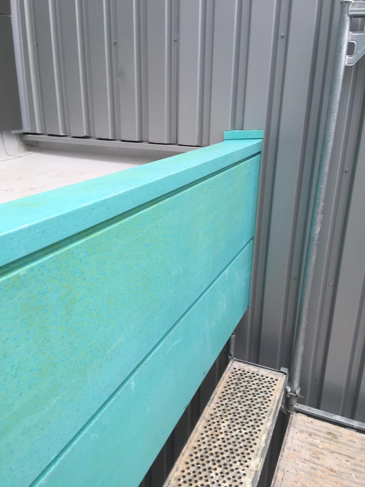 grüne Fassade des Daches