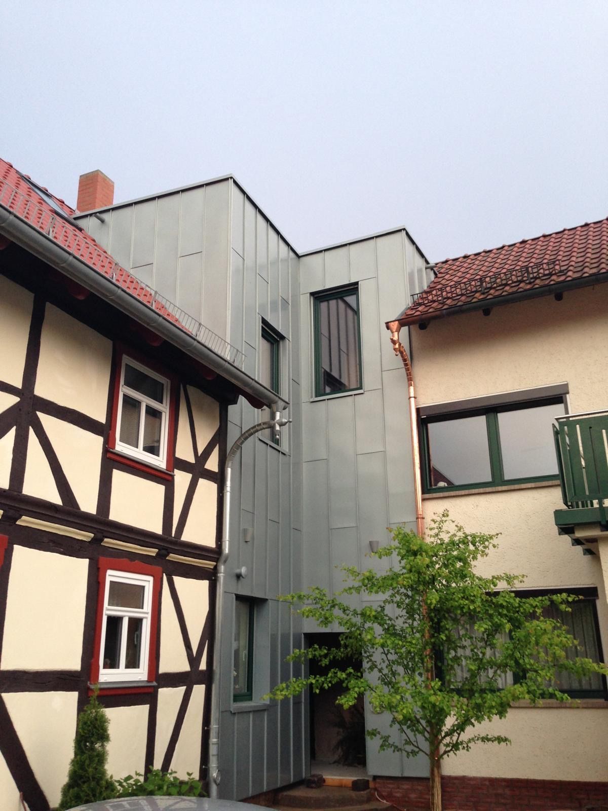 Graues Gebäude an zwei Häusern