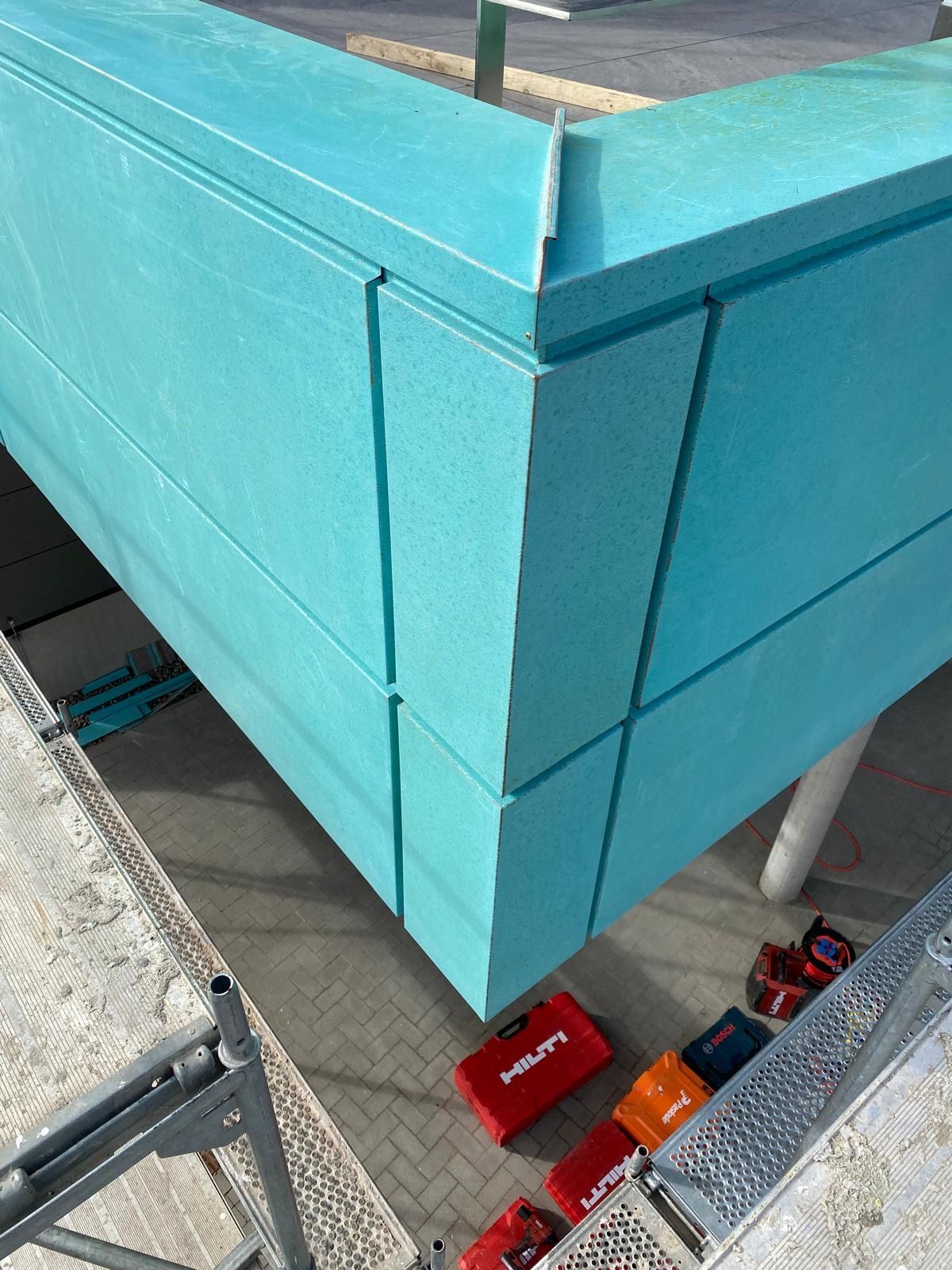 grüne Häuserfassade