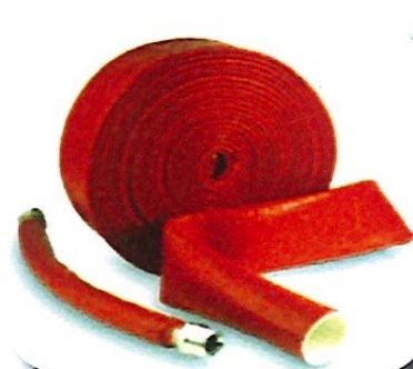 Gaine thermorétractable rouge enroulée, avec une partie prolongée laissant apparaître un intérieur blanc.