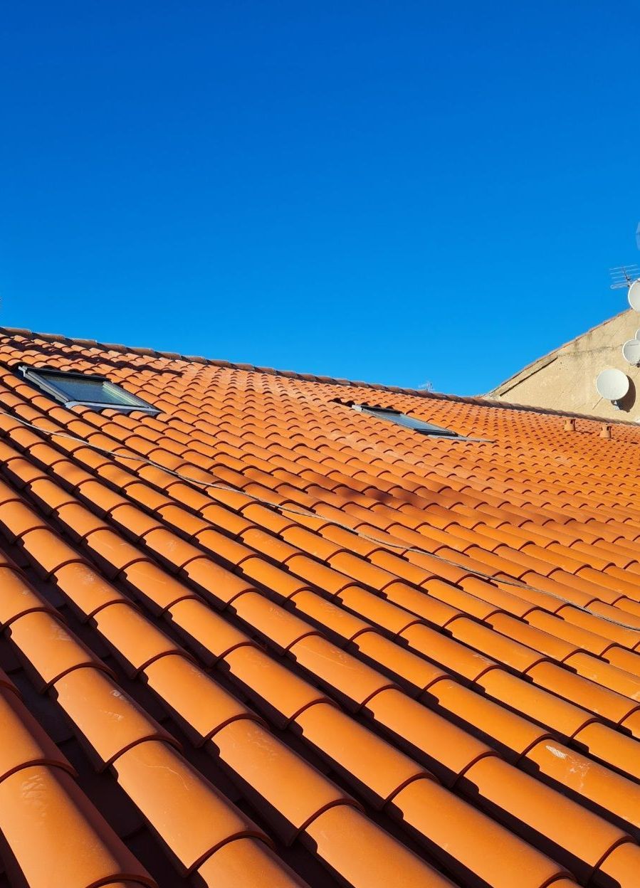 Toiture en tuiles avec un ciel bleu et des fenêtres de toit