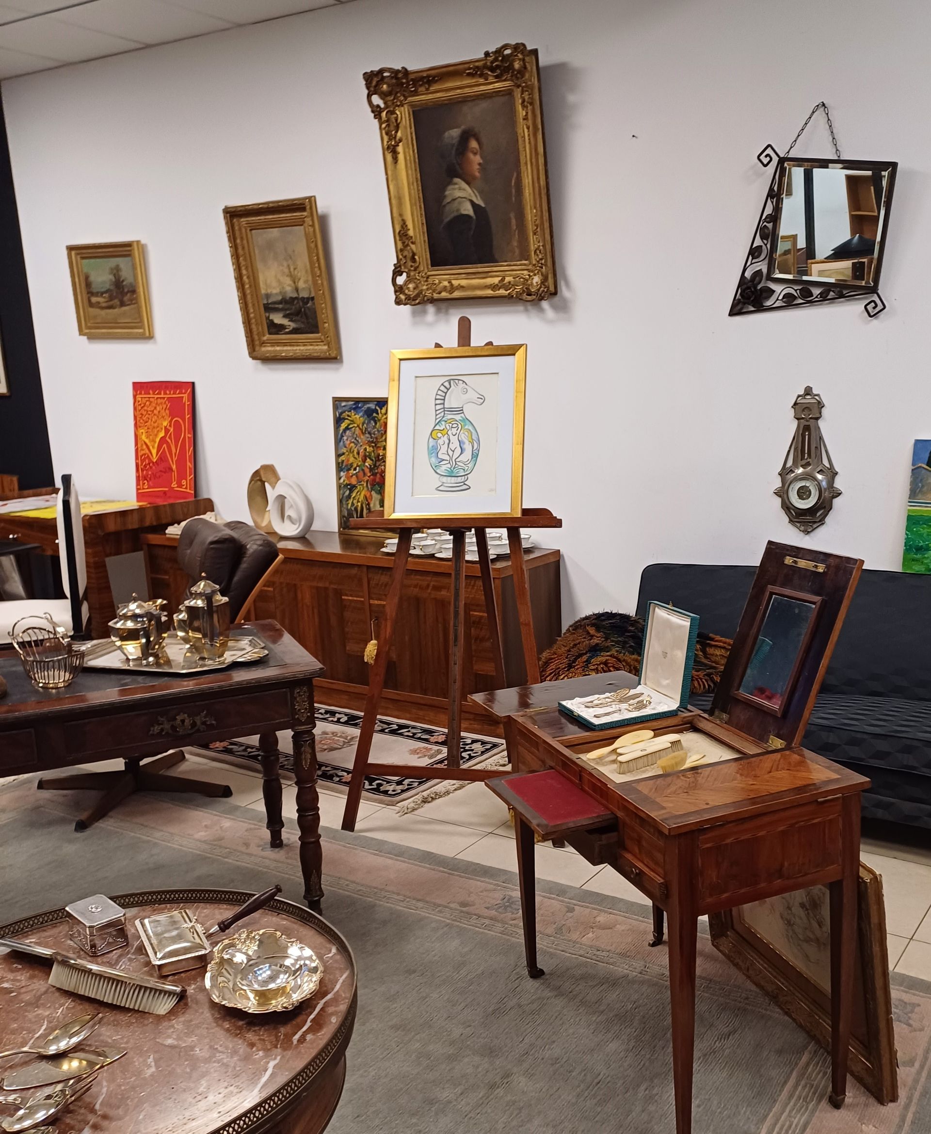 Intérieur de la salle de vente