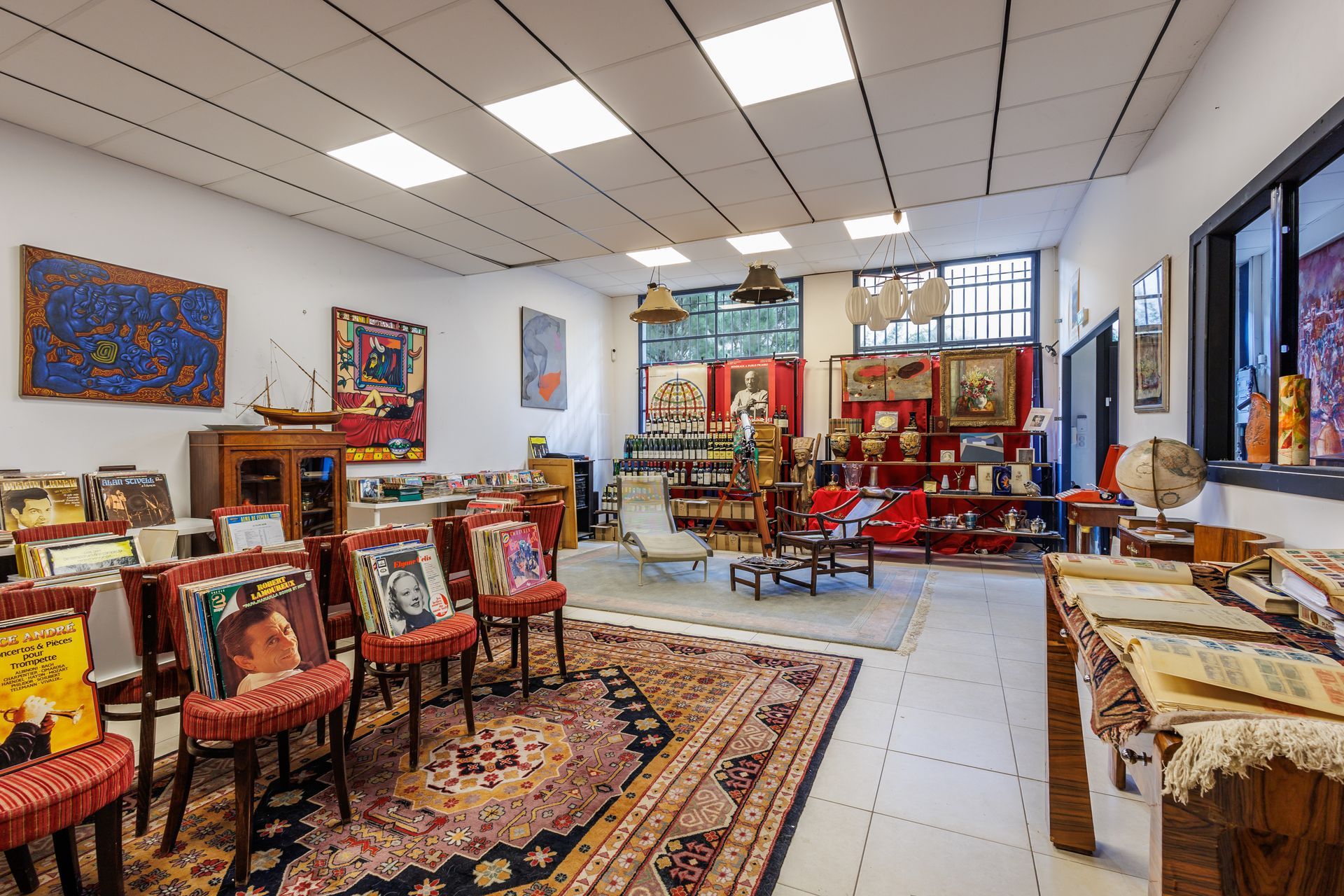 Intérieur de la salle de vente