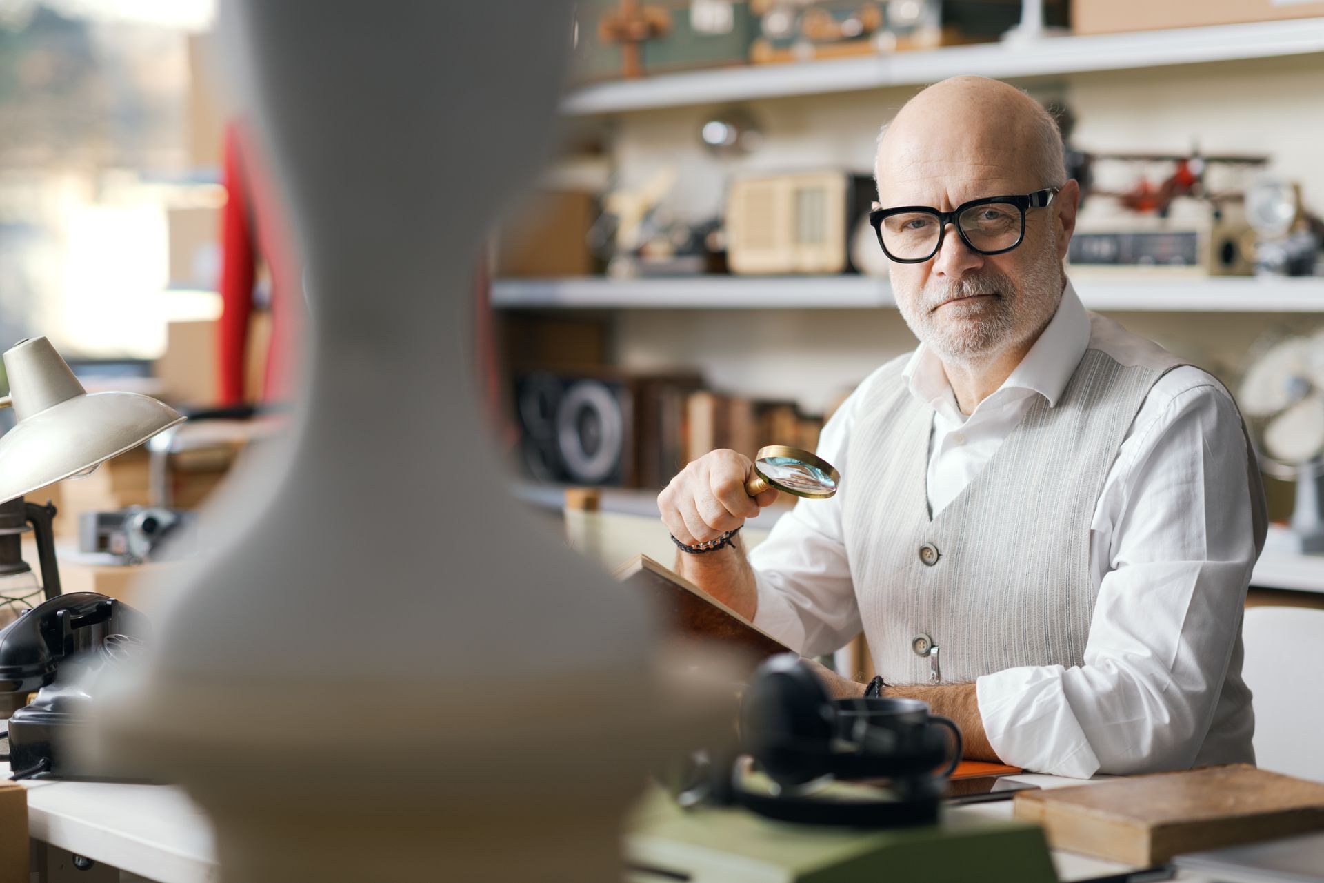 Homme avec loupe analysant des objets