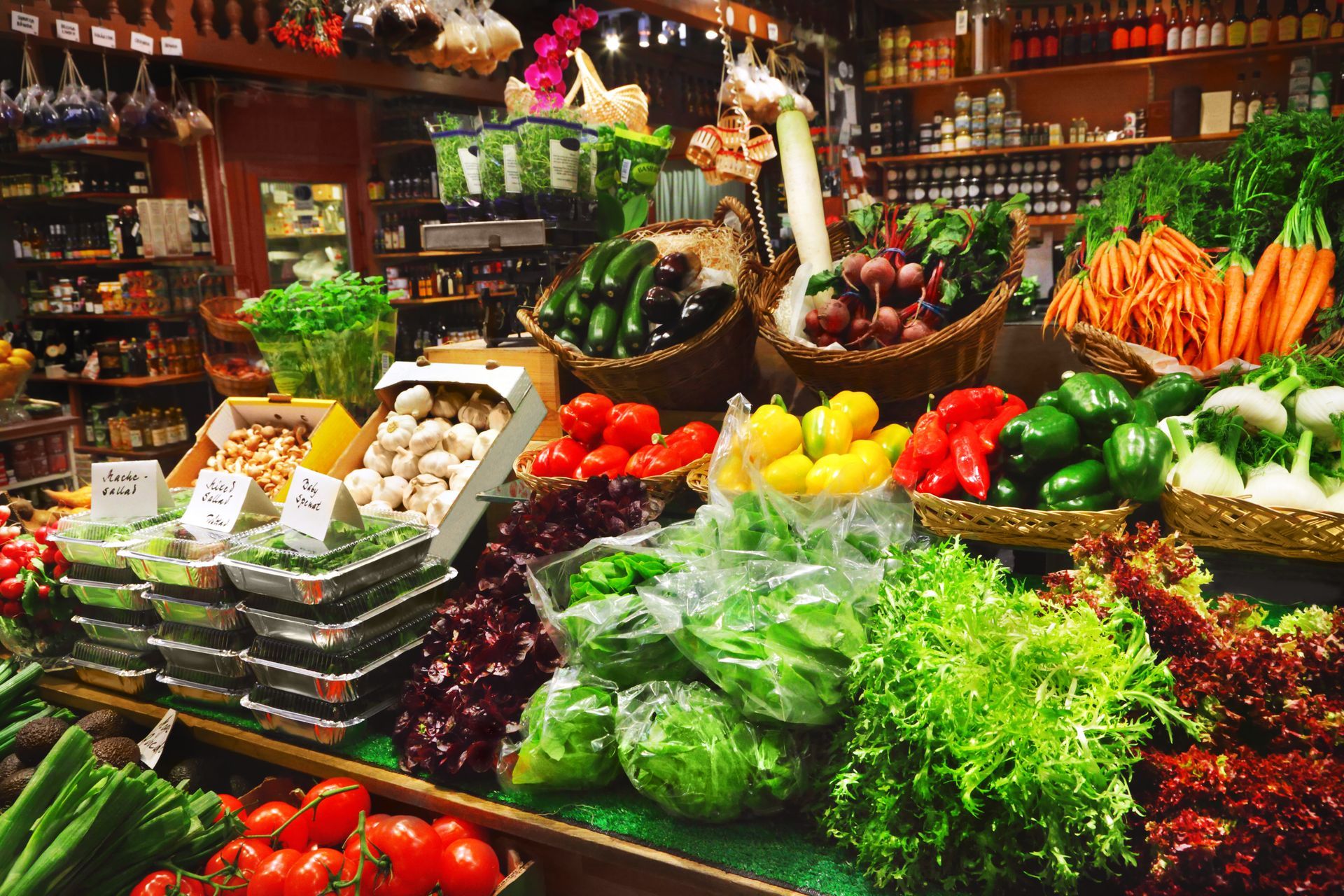 Des fruits et légumes frais et colorés exposés sur un étal de marché, dans des cageots et des paniers empilés