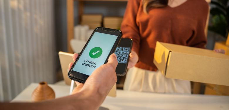 Smartphone pour scanner un code QR à une caisse, avec un écran vert de confirmation de paiement