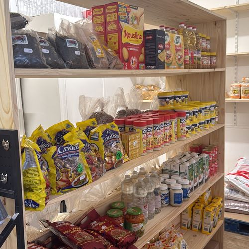 Des étagères garnies d’un assortiment de snacks emballés, de bocaux et de bouteilles, dans un garde-manger ou une allée de magasin