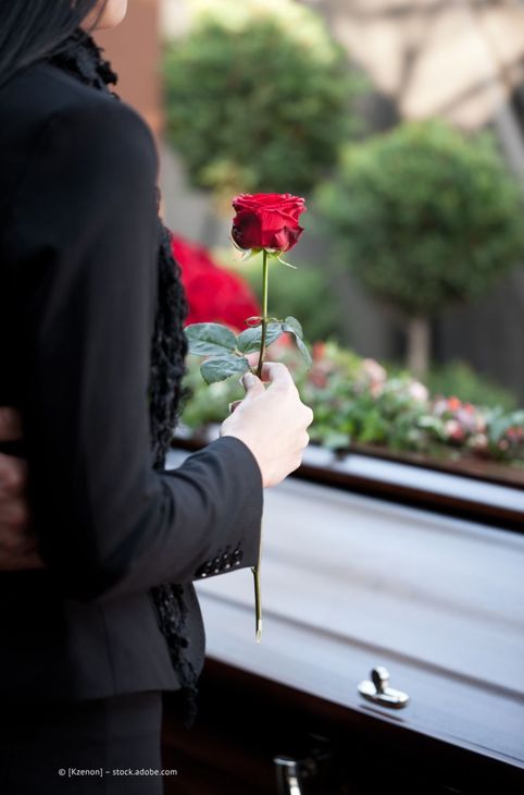 Beerdigung rote Rose schwarzer Sarg