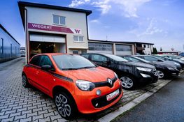Verschiedene Autos von vorne in einer Reihe angeordnet