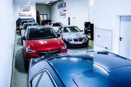 Nahaufnahme eines Autos, das eine Person gerade öffnet