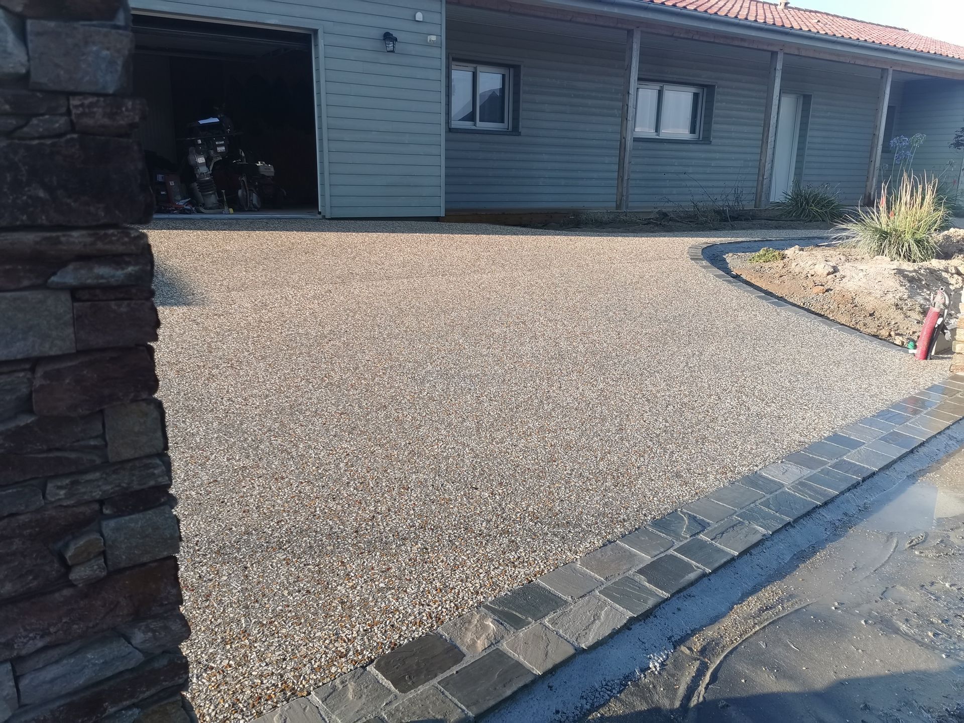 Allée en béton enrobé