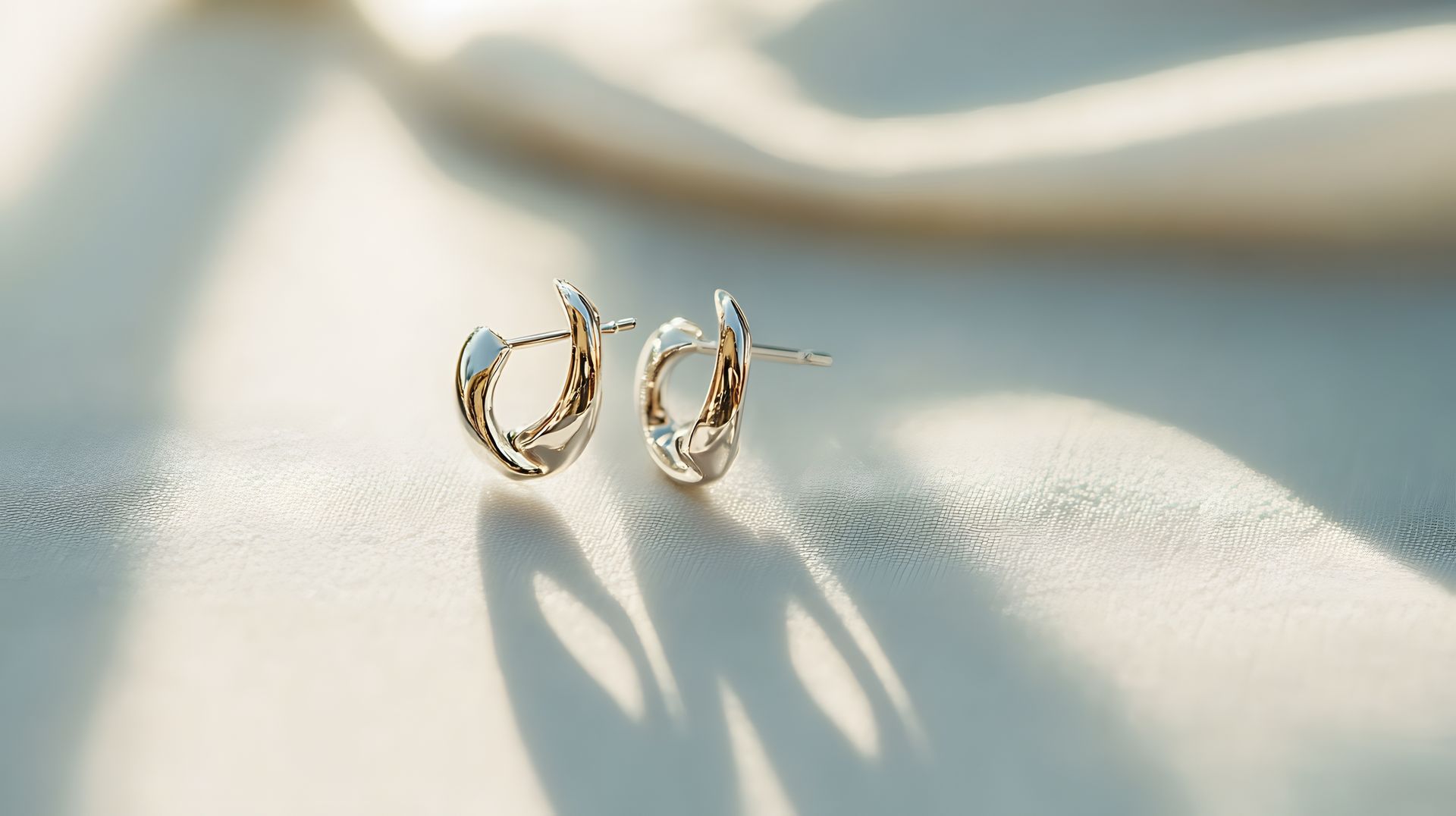 Deux boucles d'oreilles dorées.