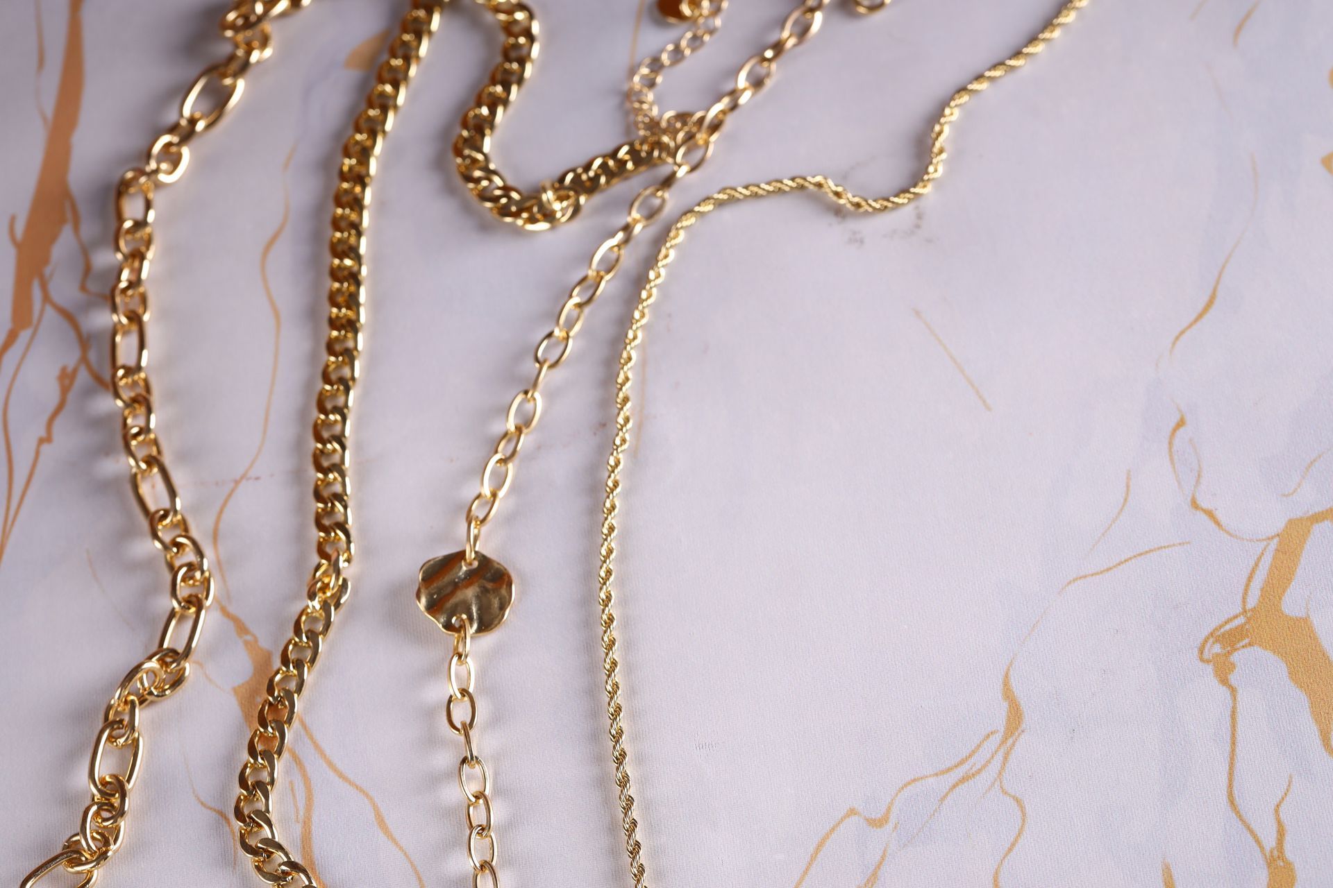 Des colliers et bracelets en chaîne.